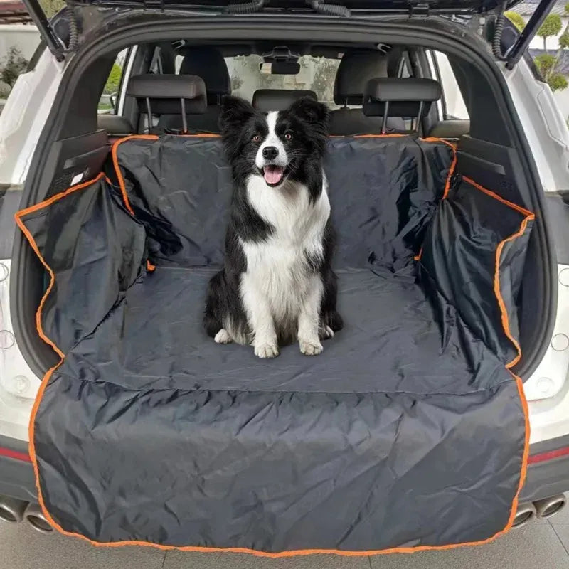 Perro Border Collie en protector de maletero para mascotas, viaje seguro y cómodo
