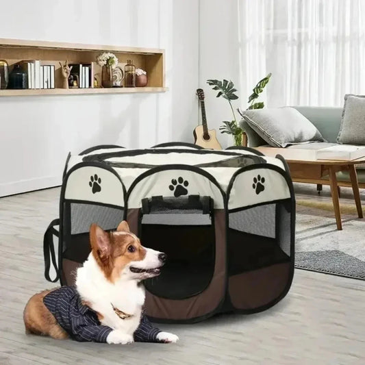 Corgi en ropa junto a jaula plegable con huellas, ideal para mascotas en casa