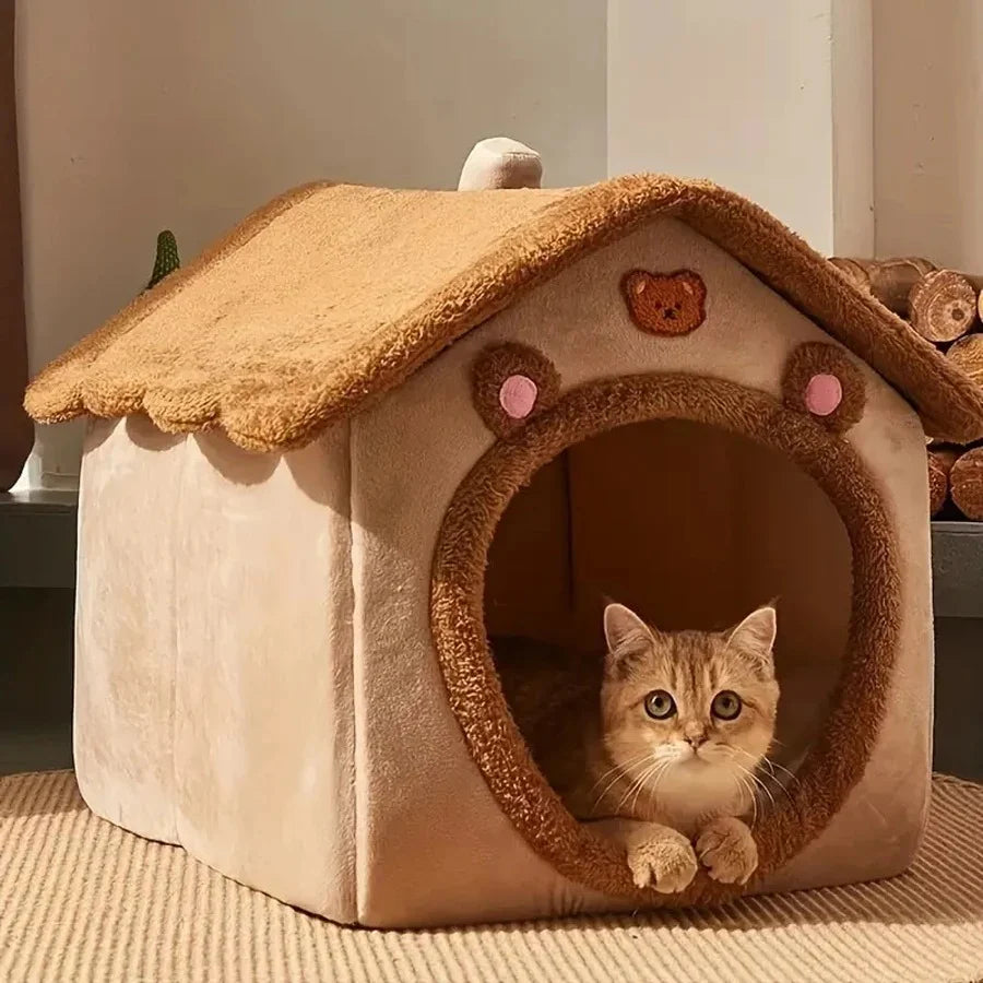 Casa acogedora para gato con diseño de oso, ideal para mascotas que buscan confort y seguridad en su hogar.