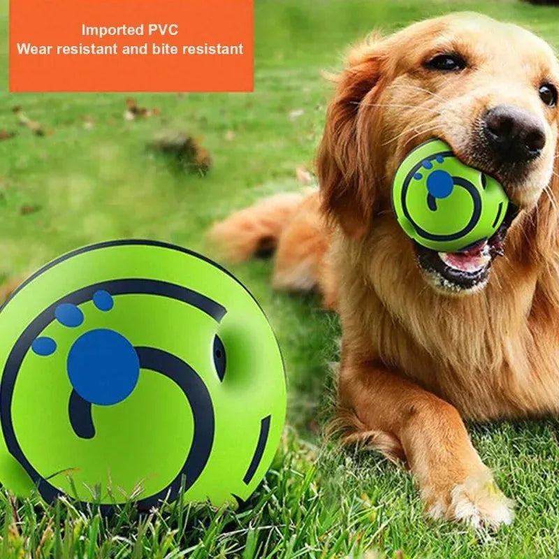Perro jugando con pelota verde resistente para masticar en césped