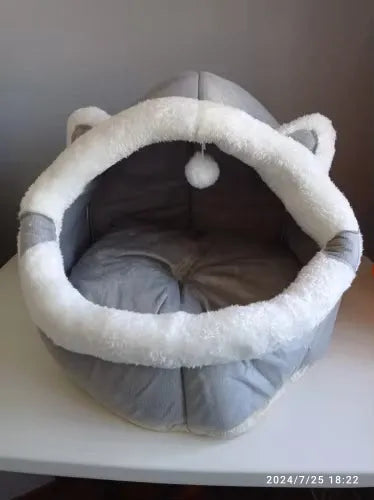 Cama acogedora para gatos con orejas y borde de peluche, ideal para mascotas