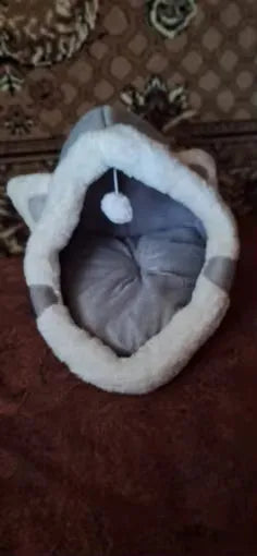 Cama acogedora para gatos con orejas y pelota, ideal para descanso y juego en casa