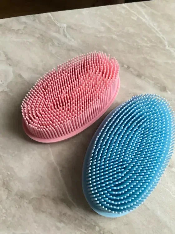 Cepillos suaves para mascotas en rosa y azul, ideales para el cuidado y bienestar de tu perro o gato.