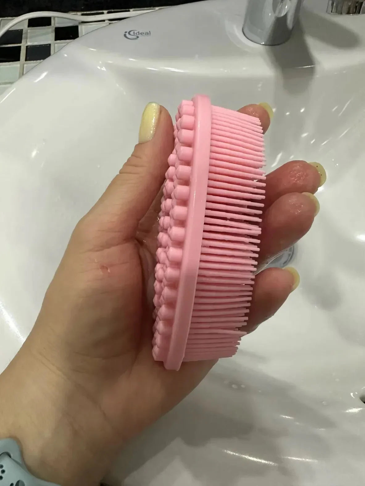 Cepillo rosa para mascotas con cerdas suaves y masajeadoras, ideal para baño y cuidado diario