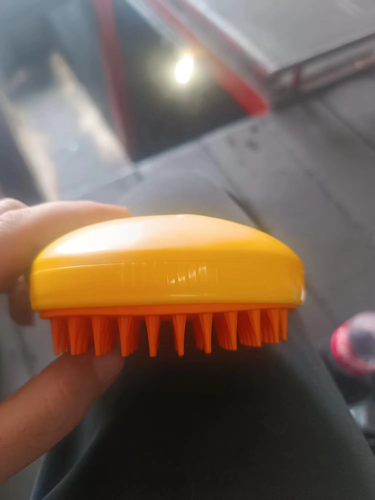 Cepillo de baño para mascotas con cerdas suaves naranjas y mango amarillo, ideal para cuidado y bienestar animal