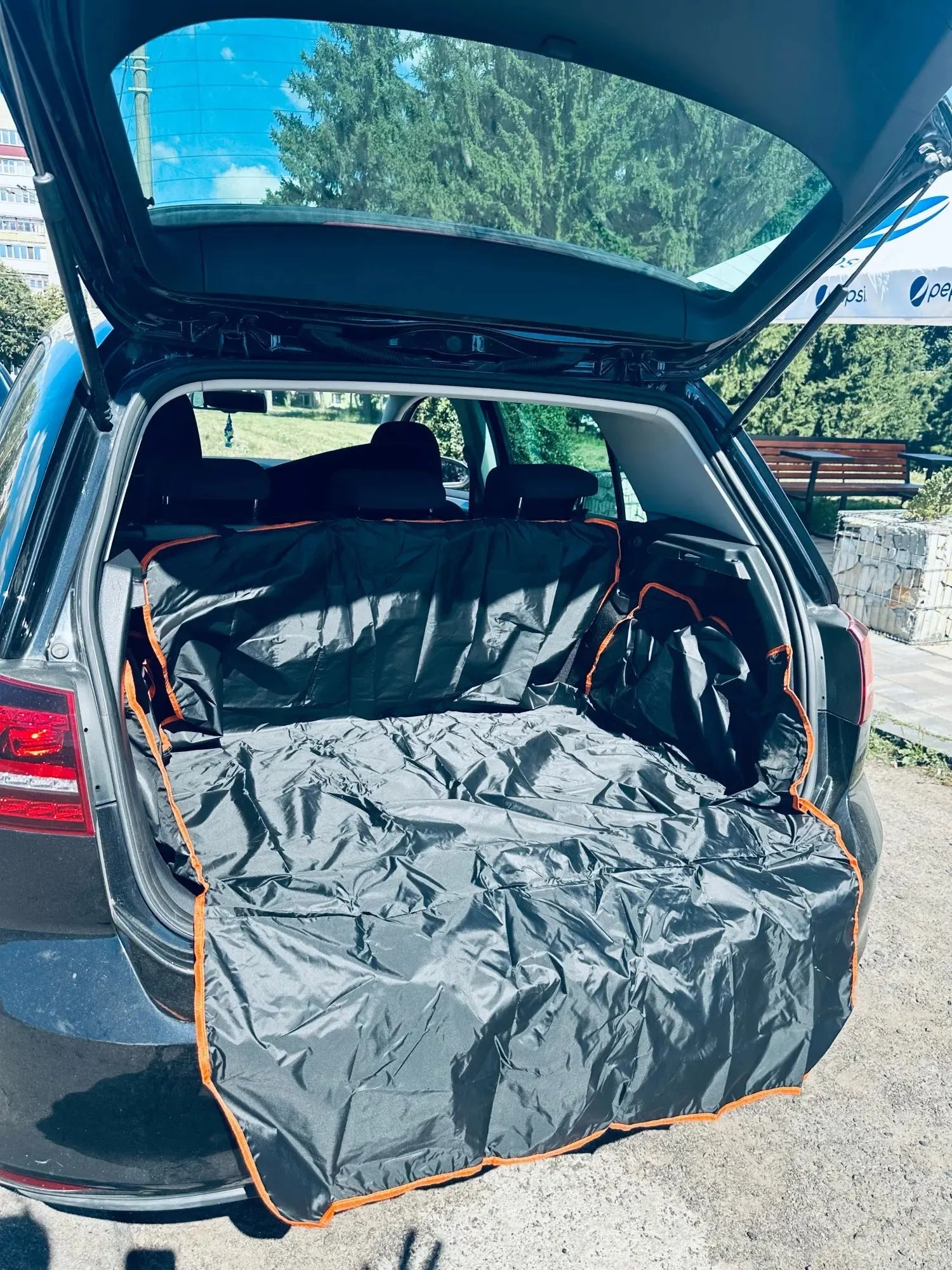 Manta protectora para maletero de coche con bordes naranjas, ideal para mascotas