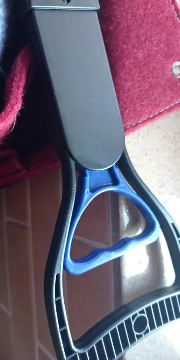Recogedor de heces para mascotas con mango negro y azul, ideal para paseos y limpieza diaria.