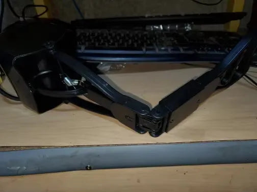 Soporte ajustable para teclado y ratón en escritorio, ideal para ergonomía y comodidad en oficina o hogar.