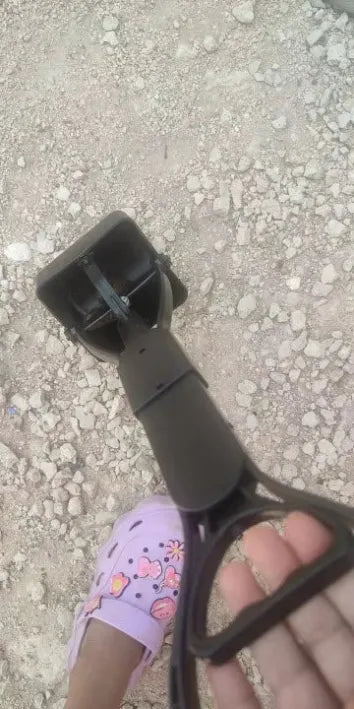 Rueda de carrito para mascotas en superficie de grava, ideal para paseos cómodos y seguros.