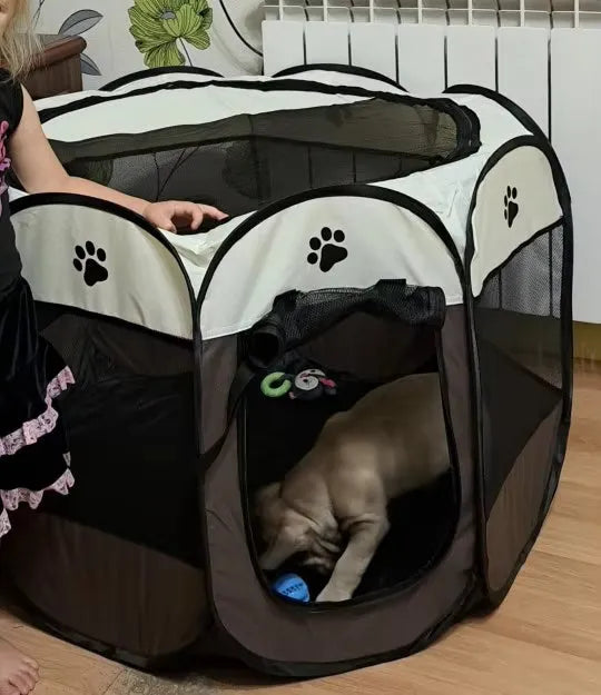Perro descansando en jaula portátil con juguetes, ideal para mascotas y su bienestar