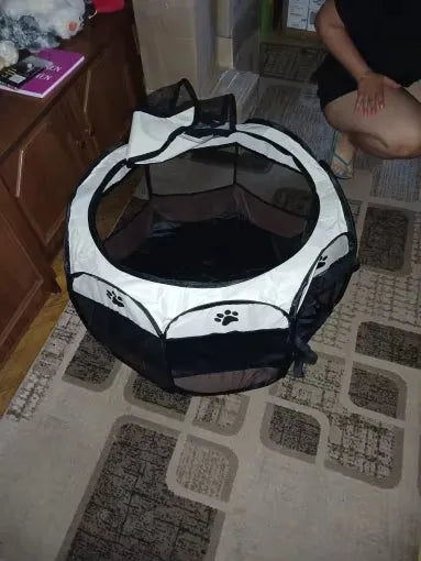 Casa portátil para mascotas con diseño de huellas, ideal para perros y gatos en interiores