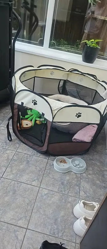 Casa plegable para mascotas con juguetes y comedero, ideal para perros y gatos en casa